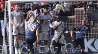 Gelandang Manchester United, Andreas Pereira, melepaskan tendangan bebas ke gawang Liverpool pada laga ICC 2018 di Stadion Ann Arbor, Michigan, Minggu (29/7/2018). Liverpool menang 4-1 atas Manchester United. (AP/Carlos Osorio)