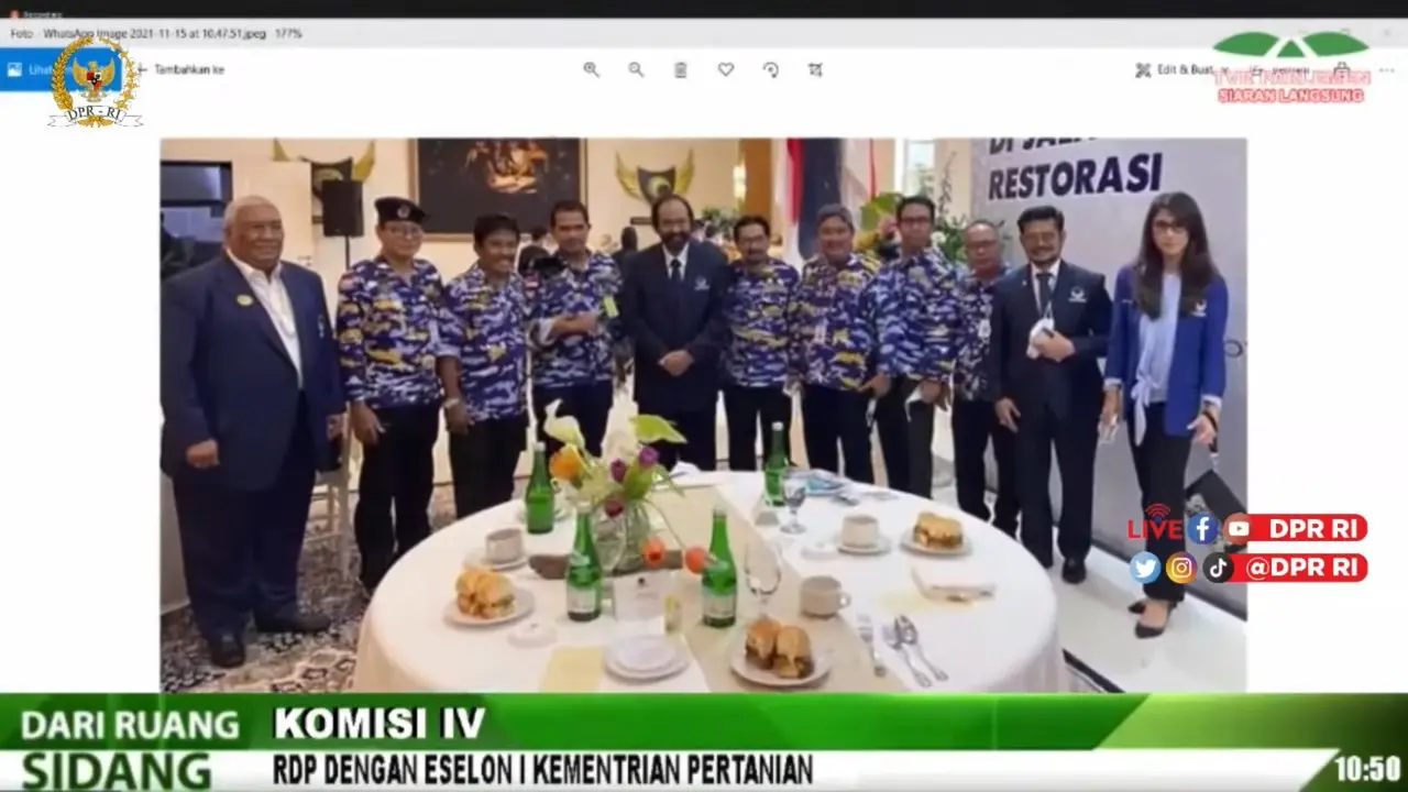 Sejumlah pejabat di Kementerian Pertanian disorot karena mengenakan seragam khas Partai Nasdem saat berfoto dengan Surya Paloh dan Syahrul yasin Limpo. (Istimewa)