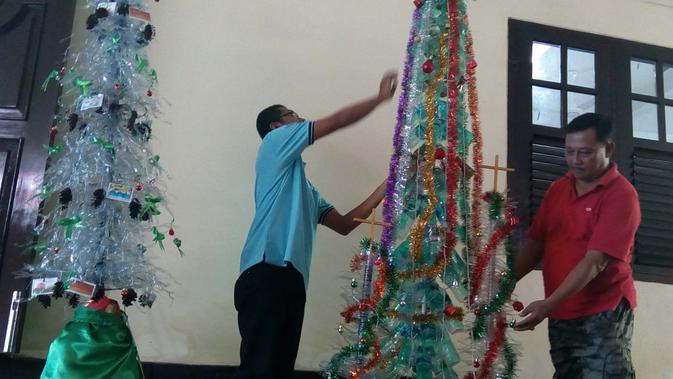 Pohon natal memanfaatkan botol bekas di GKJW Kedungkandang, Kota Malang. Selain peduli lingkungan, kreasi ini juga lebih hemat biaya (Liputan6.com/Zainul Arifin)