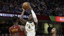 Pemain Indiana Pacers, Victor Oladipo (4) melakukan tembakan saat diadang Jeff Green (32) dan JR Smith (5) pada laga NBA basketball di Quicken Loans Arena, Cleveland, Kamis, (2/11/2017) pagi WIB. Cleveland kalah 107-124. (AP/Tony Dejak)