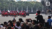 Personel Kepolisian melakukan parade saat peringatan HUT ke-78 Bhayangkara di Kawasan Monumen Nasional (Monas), Jakarta, Senin (1/7/2024). (Liputan6.com/Angga Yuniar)