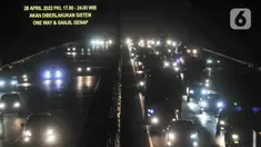 Suasana arus kendaraan pemudik saat melintasi Jalan Tol Jakarta-Cikampek, Karawang, Jawa Barat, Kamis (28/4/2022). Arus lalu lintas kendaraan pemudik terpantau ramai lancar usai diberlakukan sistem satu arah atau One Way di ruas Tol Jakarta-Cikampek KM 47 hingga Tol Kalikangkung KM 414. (merdeka.com/Iqbal S Nugroho)