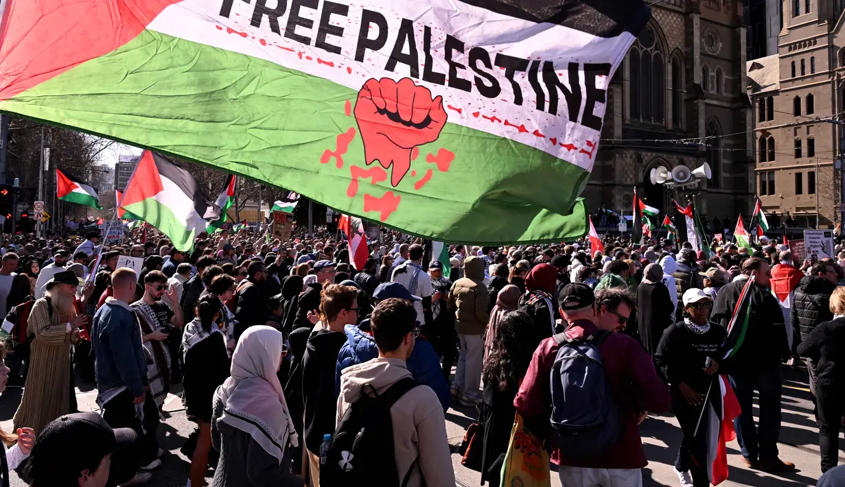 Diketahui, sejak awal Maret 2025, Israel sepenuhnya melarang pasokan bantuan masuk ke Gaza yang menyebabkan kekurangan makanan, obat-obatan, dan bahan bakar yang parah. Israel mulai mengizinkan masuknya bantuan dalam jumlah yang sangat terbatas pada akhir Mei 2025. (William WEST/AFP)