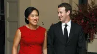 Mark Zuckerberg dan Priscilla Chan saat tiba untuk makan malam di Gedung Putih, Washington, 25 September 2015. Mark Zuckerberg dan istri akan menyumbangkan 99 persen saham Facebook, bernilai sekitar 45 miliar dolar AS untuk amal. (REUTERS/Mary F. Calvert)