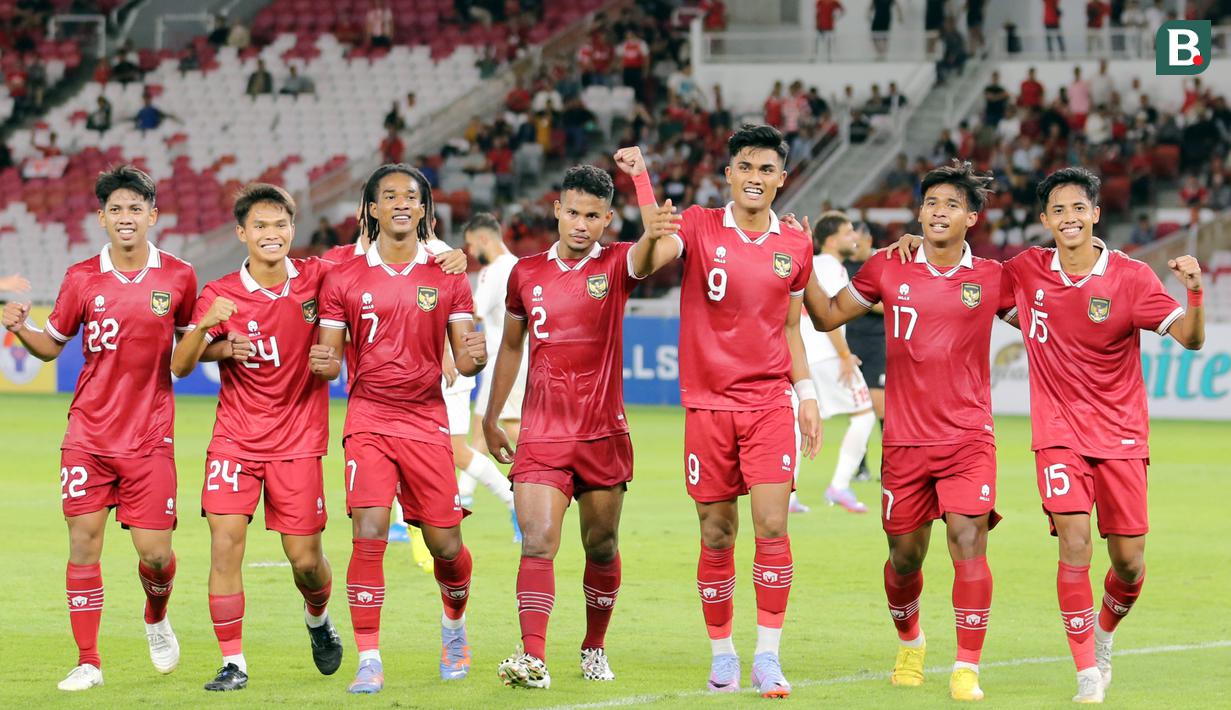 Selebrasi pemain Timnas Indonesia U-22 setelah pemain Timnas Lebanon U-22, Ali Ismail, menjebol gawangnya sendiri dalam pertandingan uji coba yang berlangsung di Stadion Utama Gelora Bung Karno (SUGBK), Jakarta, Jumat (14/4/2023). (Bola.com/Abdul Aziz)