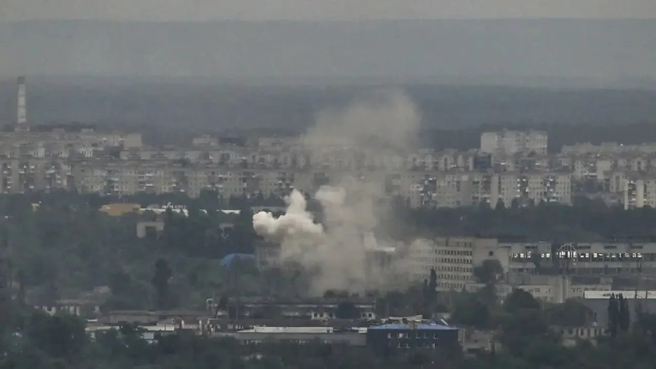 Severodonetsk di wilayah Donbas timur Ukraina pada Senin 13 Juni 2022, menjadi sasaran pasukan Rusia, daerah terakhir yang masih di bawah kendali Ukraina di wilayah Luhansk. (Aris Messinis/AFP)