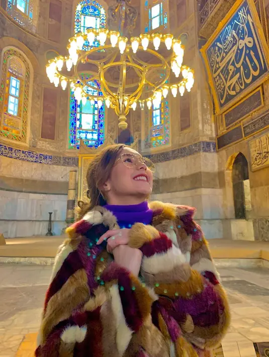 Beby Tsabina juga gemar sekali traveling ke luar negeri. Salah satu negara yang pernah dikunjungi Beby yakni Turki. Ia begitu terkesima saat memasuki bangunan Hagia Sophia yang desain arsitekturnya memanjakan mata. (Liputan6.com/IG/@bebytsabina)