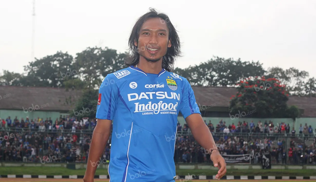 Pemain Persib, Hariono, tampil dengan jersey baru saat acara launching jersey baru Persib jelang bergulirnya Torabika Soccer Championship (TSC) 2016 Presented by IM3 Ooredoo di Stadion Siliwangi, Bandung, Sabtu (23/4/2016). (Bola.com/Permana Kusumadijaya)