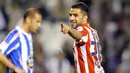 Atletico Madrid&#039;s Portuguese Simao Sabrosa (R) celebrates after scoring against Deportivo Coruna during their Spanish league football match at the Riazor Stadium in La Coruna, on April 12, 2009. AFP PHOTO / MIGUEL RIOPA 