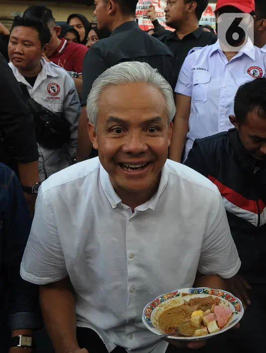 Mereka juga berebut untuk berfoto dengan Ganjar.  (merdeka.com/imam buhori)