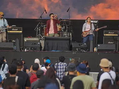 Aksi musisi band Base Jam saat tampil dalam festival musik Manggungdi BSD Tangerang, Sabtu (3/9/2022). Dalam penampilannya Base Jam tampil enerjik dengan membawakan lagu hitsnya diantaranya bukan punjaga, dan rindu. (Liputan6.com/Faizal Fanani)