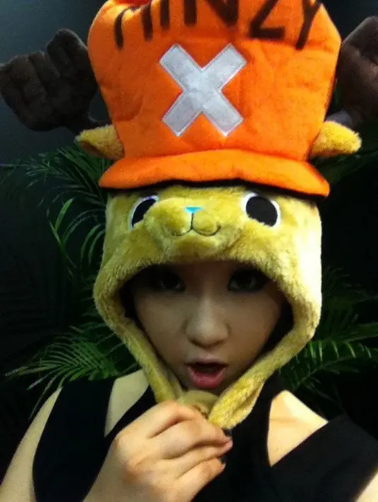 Minzy sangat suka dengan One Piece, ia pernah terlihat mengenakan topi berbentuk Chopper. (Foto: allkpop.com)