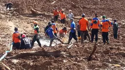 Tim SAR gabungan melakukan pencarian korban longsor di Desa Pasir Panjang, Salem, Brebes, Jawa Tengah, Jumat (23/2). Selain menewaskan 5 warga, bencana longsor ini juga mengakibatkan belasan orang dinyatakan hilang. (AP Photo)
