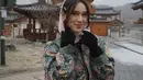 Untuk sentuhan feminin yang playful, ia mengenakan knitted cover head baby pink, menciptakan kombinasi warna yang unik dan tetap on-trend. [@yasminnapper].