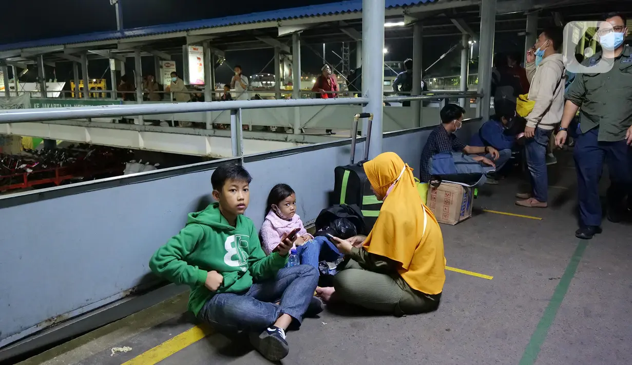 Para pemudik antre menunggu giliran naik ke kapal ferry di Pelabuhan Merak Banten, Rabu (5/5/2021) dinihari.  Pemerintah melarang mudik Lebaran selama 12 hari, mulai tanggal 6 hingga 17 Mei 2021 guna mencegah penularan Covid-19. (Liputan6.com/Herman Zakharia)