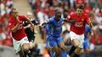 Nemanja Vidic ketika masih tampil bersama Michael Carrick pada Oktober 2008. (AFP/Glyn Kirk)
