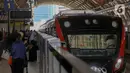 Penumpang menunggu kedatangan kereta LRT Jabodebek di Stasiun Dukuh Atas, Jakarta, Selasa (30/1/2024). (Liputan6.com/Herman Zakharia)