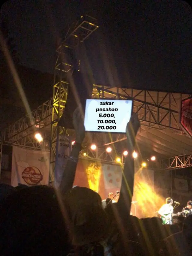 5 Tulisan Kocak yang Muncul saat Konser Ini Bikin Tepuk Jidat