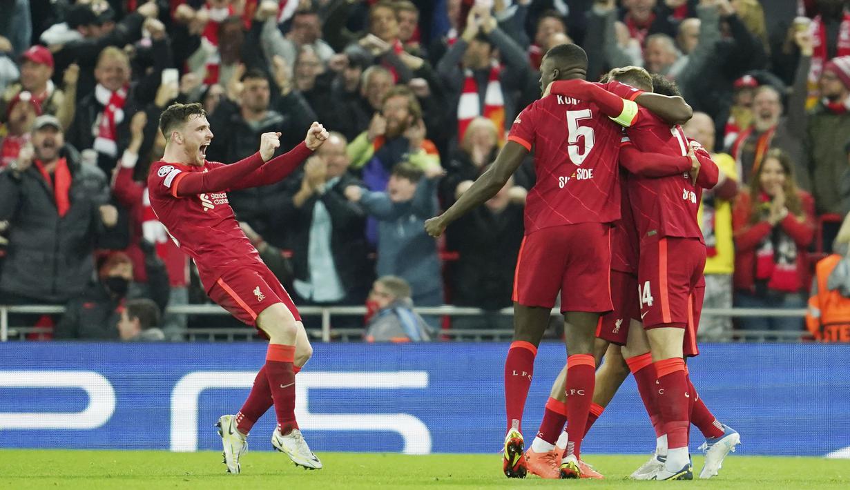 <p>Setelah bermain imbang tanpa gol di babak pertama, Liverpool memastikan kemenangan berkat dua gol dalam rentang waktu dua menit di babak kedua, masing-masing dari bunuh diri Pervis Estupinan dan sontekan Sadio Mane. (AP/Jon Super)</p>