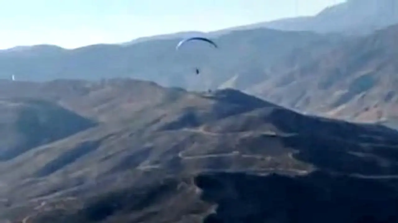 Mengejar Glider Bermotor yang Terbang di Atas Penjara