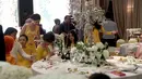 Berbeda dengan pengantin kebanyakan, Fiona tidak ingin duduk di pelaminan. Apalagi hari itu bertepatan dengan tahlilan ibu mertuanya. Dan suaminya tidak bisa hadir lantaran sesuatu hal. (Nurwahyunan/Bintang.com)