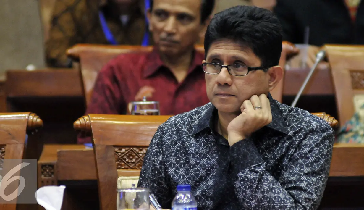 Wakil Ketua KPK Laode M Syarif saat mengikuti RDP dengan Komisi XI di Komplek Parlemen Senayan, Jakarta, Selasa (26/04). Rapat tersebut untuk meminta masukan terkait pembahasan RUU Pengampunan Pajak (Tax Amnesty). (Liputan6.com/Johan Tallo)