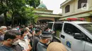 Warga saat mensalatkan jenazah Dedi Yuliardi Ashadi atau Dorce Gamalama di TPU Bantar Jati, Bambu Apus, Jakarta, Rabu  (16/2/2022). Dorce menghembuskan nafas terakhir di RSPP Simprug, Jakarta Selatan, Rabu (6/2) pukul 07.00 WIB. (Liputan6.com/Herman Zakharia