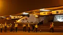 Pesawat bertenaga matahari, Solar Impulse 2 diperiksa sejumlah teknisi di bandara Ahmedabad, India, Rabu (11/3/2015). Pesawat buatan Swiss tersebut mendarat setelah menempuh perjalanan selama 15 jam.  (Reuters/Amit Dave)