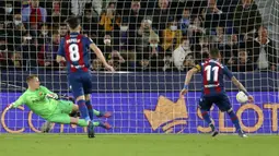 Pemain Levante Jose Luis Morales (kanan) mencetak gol ke gawang Barcelona pada pertandingan sepak bola La Liga Spanyol di Stadion Ciutat de Valencia, Valencia, Spanyol, 10 April 2022. Barcelona menang 3-2. (AP Photo /Alberto Saiz)