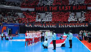Para pemain Timnas Futsal Indonesia menyanyikan lagu kebangsaan Indonesia dengan latar belakang koreografi dari Suporter La Grande Indonesia dalam laga final Piala Asia Futsal 2026 melawan Iran dalam laga yang berlangsung di Indonesia Arena, Senayan, Jakarta, Sabtu (07/02/2026). (Bola.com/Bagaskara Lazuardi)