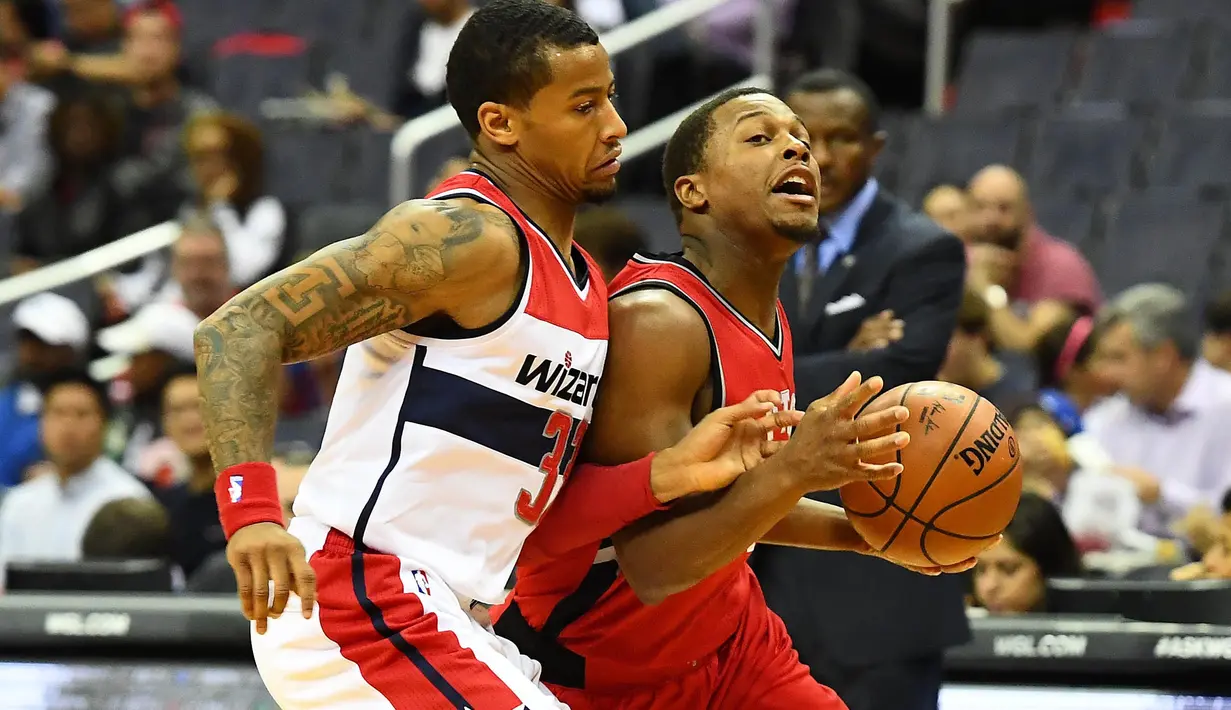 Ekspresi Toronto Raptors  guard Kyle Lowry #7 saat berusaha melewati Washington Wizards guard Trey Burke #33 pada laga NBA Preseason di Verizon Center, Ssabtu (22/10/2016) WIB. (Mandatory Credit: Brad Mills-USA TODAY Sports)