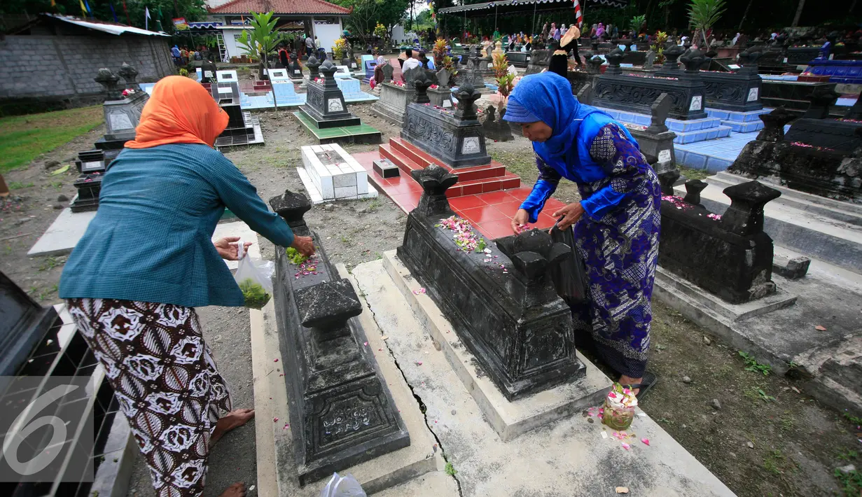 Sejumlah peziarah menaburkan bunga di makam kerabatnya saat ritual Nyadran di dusun Kledokan, Selomartani,Sleman, Kamis (2/6). Nyadran merupakan ritual berziarah dan mengirim doa ke makam leluhur menjelang bulan Ramadan. (Liputan6.com/Boy Harjanto)