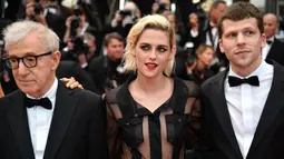 Aktris Kristen Stewart foto bersama dengan direktur US Woody Allen dan aktor Jesse Eisenberg saat tiba dalam pembukaan Festival Film Cannes ke-69 di Cannes, Prancis selatan, Rabu (11/5/2016). (AFP PHOTO / Valery Hache)