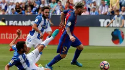 Pemain Barcelona, Lionel Messi, berusaha melewati hadangan pemain Leganes pada laga lanjutan La Liga 2016-2017, di Estadio Municipal de Butarque, Sabtu (17/9/2016). (Reuters/Sergio Perez)