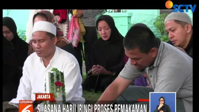 Suami dan ayah korban Willy Siska, tak mampu menahan kesedihan saat menyaksikan istri dan anaknya dimakamkan.