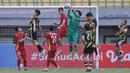 <p>Kiper Timnas Vietnam U-19, Cao Van Binh berusaha mengahalau bola&nbsp;pada laga semifinal Piala AFF U-19 2022 melawan Timnas Malaysia U-19 yang berlangsung di Stadion Patriot Candrabhaga, Bekasi, Rabu (13/07/2022). (Bola.com/M Iqbal Ichsan)</p>