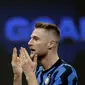 Bek Inter Milan, Milan Skriniar, melakukan selebrasi usai mencetak gol ke gawang Atalanta pada laga Liga Italia di Stadion Giuseppe Meazza, Senin (8/3/2021). Inter Milan menang dengan skor 1-0. (AP/Luca Bruno)