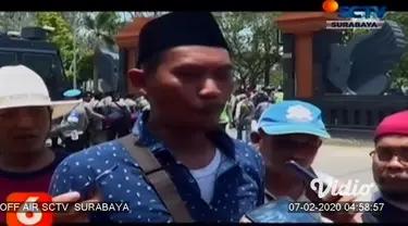 Ribuan petani tambak di Lamongan, Jawa Timur menggelar aksi unjuk rasa menolak Peraturan Menteri Pertanian Nomor 01 Tahun 2020 mengenai pupuk bersubsidi di kantor DPRD dan Kantor Bupati setempat.