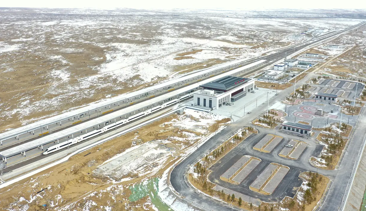Foto dari udara menunjukkan pemandangan Stasiun Huianbu di Kota Wuzhong, Daerah Otonom Etnis Hui Ningxia, China (14/12/2020). Kereta cepat Yinchuan-Xi'an dan sejumlah stasiun di sepanjang jalurnya akan resmi beroperasi dalam waktu dekat. (Xinhua/Feng Kaihua)