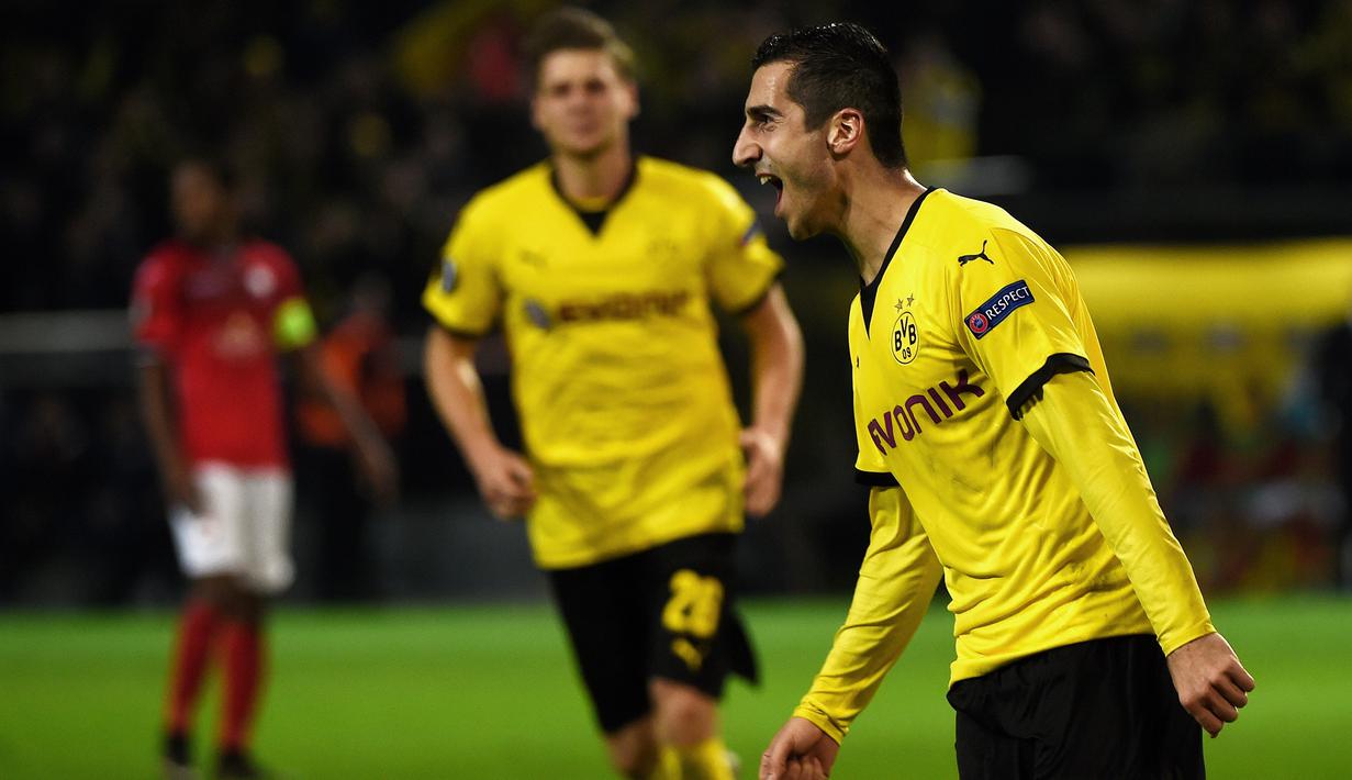 Ekspresi pemain Borussia Dortmund, Henrik Mkhitaryan, setelah mencetak gol ke gawang FK Qabala dalam lanjutan Grup C Liga Europa di Stadion Signal Iduna Park, Dortmund, Jerman, Jumat (6/11/2015) dini hari WIB. (AFP Photo/Patrik Stollarz)