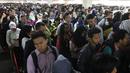 Ribuan pelamar antre saat akan memasuki ruangan dalam bursa kerja di Jakarta, Rabu (24/1). (Liputan6.com/Angga Yuniar)