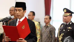 Presiden Joko Widodo membacakan sumpah jabatan saat pelantikan Basuki Tjahaja Purnama menjadi Gubernur DKI Jakarta di Istana Negara, Rabu (19/11/2014). (Liputan6.com/Faizal Fanani)