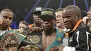 Mayweather Jr. menerima sabuk kemenangan dari WBC yang berlapis emas dan batu zamrud. (AP Photo/John Locher)