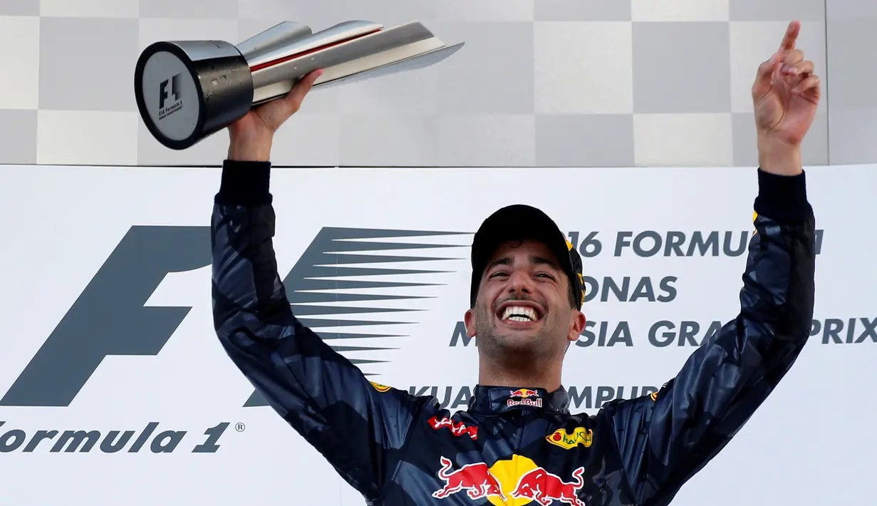 Senyum Pebalap Red Bull Racing asal Australia, Daniel Ricciardo saat menjuarai GP Malaysia di Sirkuit Sepang, Minggu (2/10). Ricciardo mengambil keuntungan dari Lewis Hamilton (Mercedes-AMG Petronas) yang alami kendala mesin. (REUTERS/ Edgar Su)