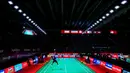 Pebulu tangkis tunggal putra Indonesia, Alwi Farhan melakukan smash ke arah Jonatan Christie dalam babak 16 besar Indonesia Open 2026 di Istora Senayan, Jakarta, Kamis (04/06/2026). (Bola.com/Bagaskara Lazuardi)