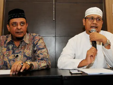 Ketum GNPF-Ulama, Yusuf Muhammad Martak (kiri) dan Anggota GNPF ustad Edy Mulyana memberikan keterangan menepis isu kepemilikan saham Lapindo di Jakarta, Senin (24/9). (Merdeka.com/Dwi Narwoko)