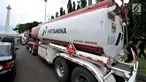 Petugas kepolisian melakukan identifikasi truk tangki Pertamina seusai diamankan dari pendemo di Lapangan Monas, Jakarta, Senin (18/3). Dua truk tangki milik Pertamina berisi biosolar tersebut mengalami sejumlah kerusakan. (merdeka.com/Iqbal S. Nugroho)