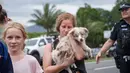 Orang-orang tiba di Cairns setelah dievakuasi dari rumah mereka di pinggiran kota bagian utara, pada 18 Desember 2023. (Brian CASSEY/AFP)
