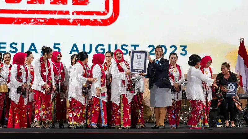 Indonesia berhasil memecahkan Guinness World Records (GWR) melalui pergelaran angklung terbesar di dunia yang diikuti oleh 15.110 peserta di Stadion Utama Gelora Bung Karno, Jakarta, pada Sabtu (5/8/2023).