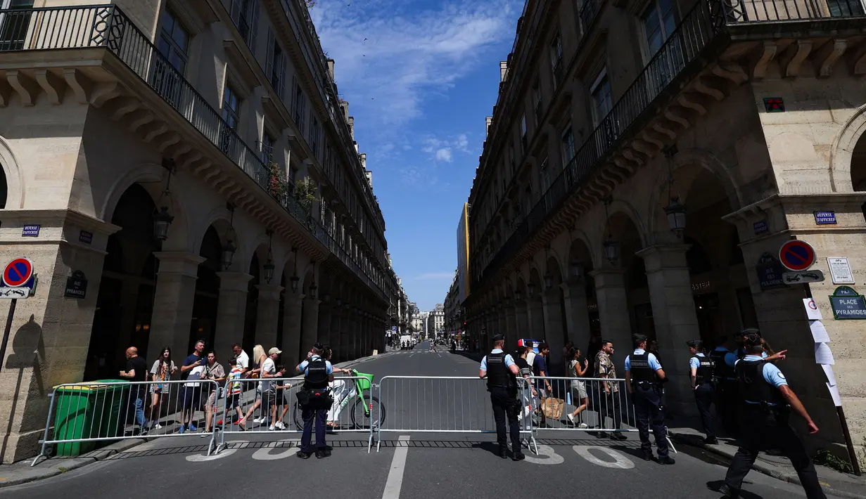 Diperkirakan 500.000 orang akan menyaksikan langsung parade pembukaan Olimpiade Paris 2024 dari tribun, tepi sungai, bahkan dari apartemen-apartemen yang menghadap ke sungai. (EMMANUEL DUNAND/AFP)